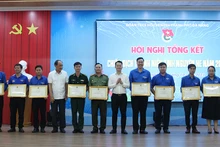 Khen thưởng các tập thể có thành tích xuất sắc trong chiến dịch Thanh niên tình nguyện Hè năm 2023.