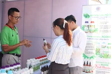 Đại biểu tìm hiểu các sản phẩm của đơn vị khởi nghiệp.
