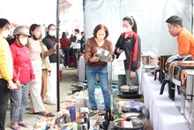 Người dân mua sắm tại Phiên chợ Nghĩa tình.