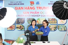 Các Streamer tay ngang áo xanh bán sản phẩm OCOP địa phương.