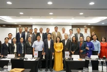 Hội Chữ thập đỏ hai nước Việt Nam và Lào chụp hình lưu niệm tại Hội nghị.
