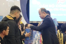 Tặng quà Tết cho cán bộ công đoàn, nghiệp đoàn cơ sở.