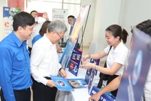Đại biểu tham quan các gian hàng triển lãm.