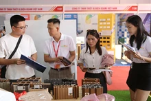 Đại biểu tham quan, tìm hiểu sản phẩm tại triển lãm.