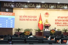 Đại biểu biểu quyết thông qua Nghị quyết.