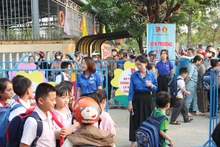Đội hình “Cổng trường an toàn” tại Trường Tiểu học Thái Thị Bôi (quận Cẩm Lệ).