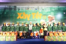 Chương trình “Xây Tết 2025” của Báo Nhân Dân trao quà Tết Nguyên đán Ất Tỵ cho công nhân tại Đà Nẵng. (Ảnh minh họa: THANH TÂM)
