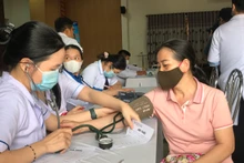 Khám bệnh cho người lao động.