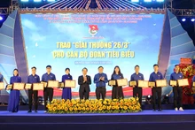 Trao “Giải thưởng 26/3” cho cán bộ đoàn tiêu biểu.