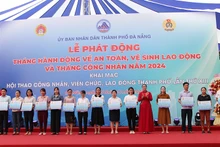 Trao tặng Mái ấm Công đoàn.