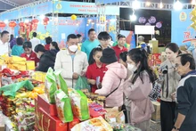 Người lao động hào hứng mua sắm tại Chợ Tết