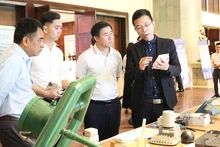 Đại biểu tìm hiểu về các dự án khởi nghiệp.