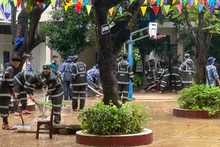 Các lực lượng hỗ trợ trường học dọn vệ sinh.