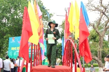 Chiến sĩ nhí bước qua Cầu vinh quang.