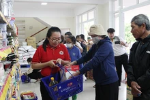 Người dân mua sắm tại “Chợ Tết Nhân ái” 2024.