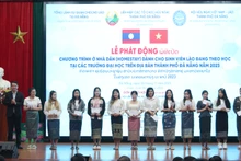 Các quận đón sinh viên Lào về địa phương