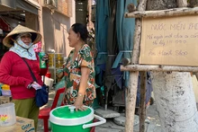 "Điểm" tiếp nước cho người lao động.