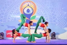 Các em nhỏ trình diễn yoga.