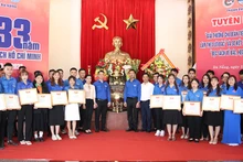 Các tập thể và cá nhân điển hình được tuyên dương.