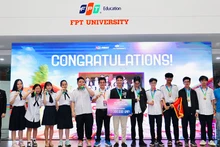Trao giải Nhất cho đội thi Trường trung học phổ thông Chuyên Lương Văn Chánh (Phú Yên).