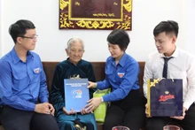Thăm, tặng quà mẹ Nguyễn Thị Sự.