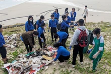 Đoàn viên, thanh niên dọn vệ sinh bãi biển.