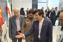 Đại sứ Nguyễn Lương Ngọc giới thiệu về các bức ảnh trưng bày tại triển lãm (Ảnh: Đại sứ quán Việt Nam tại Iran)