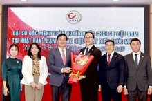 Đại sứ Phạm Quang Hiệu (thứ 3 từ trái sang) tặng hoa chúc mừng Tiến sĩ Nguyễn Hồng Sơn tái đắc cử Chủ tịch Liên hiệp hội nhiệm kỳ 2025-2028. (Nguồn: Liên hiệp Hội người Việt Nam tại Nhật Bản)
