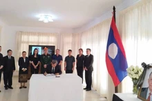 Đại sứ Việt Nam tại Cuba Lê Quang Long ghi sổ tang, tưởng nhớ đồng chí Khamtay Siphandone (Nguồn: Đại sứ quán Việt Nam tại Cuba)