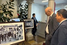 Các đại biểu xem triển lãm ảnh về Đại thắng mùa Xuân năm 1975 (Ảnh: Đại sứ quán Việt Nam tại Thụy Điển)