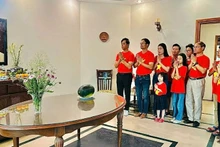 Cán bộ Đại sứ quán dâng hương bày tỏ lòng thành kính tưởng nhớ Chủ tịch Hồ Chí Minh, các anh hùng liệt sĩ và đồng bào đã hy sinh vì độc lập, tự do của Tổ quốc. (Ảnh: Đại sứ quán Việt Nam tại Pakistan)