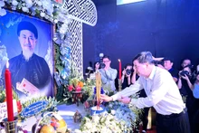 Đồng chí Lâm Hữu Đức, Trưởng phòng Văn hóa văn nghệ, Ban Tuyên giáo Thành ủy Thành phố Hồ Chí Minh thắp nhang tưởng nhớ Nghệ sĩ Nhân dân Diệp Lang.