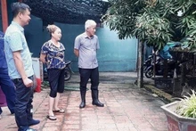 Đoàn công tác kiểm tra việc nuôi nhốt chó tại một hộ gia đình trên địa bàn xã Mê Linh (huyện Mê Linh, TP Hà Nội).