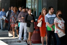 Người tìm việc xếp hàng tại Hội chợ việc làm ở Sunrise, bang Florida (Mỹ). (Ảnh: AFP/TTXVN)
