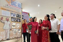 Các đại biểu tham quan các ấn phẩm trong phần thi thiết kế ấn phẩm.