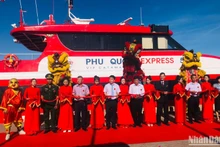 Các đại biểu thực hiện nghi thức cắt băng khai trương tuyến tàu cao tốc Phú Quốc Express khởi hành từ Sa Kỳ đi Lý Sơn và ngược lại. 