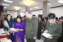 Các đại biểu dự tọa đàm tham quan gian trưng bày sách tại Bộ Công an.