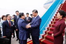 Ủy viên Bộ Chính trị, Thủ tướng Chính phủ Phạm Minh Chính đón Tổng Bí thư, Chủ tịch Trung Quốc Tập Cận Bình và Phu nhân tại Sân bay Quốc tế Nội Bài. (Ảnh: Dương Giang/TTXVN)