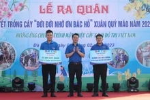 Trao cây keo giống và cây xanh cho 7 quận, huyện đoàn.