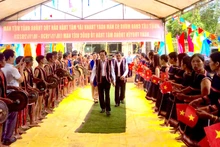 Đồng chí Phan Đình Trạc đến chung vui và dự “Ngày hội Đại đoàn kết toàn dân tộc” với bà con làng Ó, xã Ia Sao, huyện Ia Grai (Gia Lai).