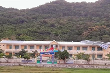 Dông lốc làm tốc mái tôn tại Trường Tiểu học-Trung học cơ sở Quang Trung.