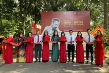 Các đại biểu cắt băng khai mạc trưng bày.