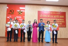 Lãnh đạo Tỉnh ủy Quảng Ngãi tặng hoa chúc mừng cán bộ trẻ ở tỉnh về làm bí thư, chủ tịch xã đợt 1 năm 2023.