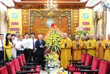 Đồng chí Đỗ Văn Chiến cùng đoàn công tác chúc mừng Văn phòng I, Trung ương Giáo hội Phật giáo Việt Nam và Hòa thượng Thích Thanh Nhiễu.