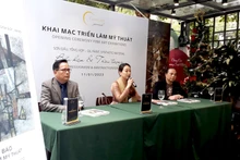 Lãnh đạo Lunet Art và hai họa sĩ Nguyễn Thiện Đức, Nguyễn Văn Chuyên tại họp báo trước lễ khai mạc.