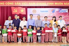 Trao học bổng tặng các học sinh tại xã Đạ Sar, huyện Lạc Dương.