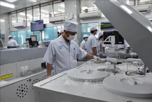 Nhân viên y tế Bệnh viện Chợ Rẫy vận hành hệ thống máy xét nghiệm.