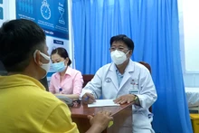 Bác sĩ CK2 Trần Trọng Trí, Khoa Ngoại Tiết niệu Bệnh viện Chợ Rẫy thăm khám, tư vấn cho bệnh nhân.