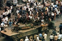 Người dân chào đón quân giải phóng trên đường phố Sài Gòn ngày 30/4/1975. (Ảnh tư liệu)