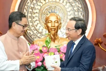 Bộ trưởng Kiren Rijiju tặng quà Ủy viên Bộ Chính trị, Bí thư Thành ủy Thành phố Hồ Chí Minh Nguyễn Văn Nên. (Ảnh: CHI MAI) 